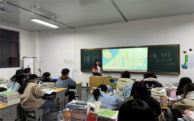 我校學(xué)工處組織“懂得感恩，學(xué)會(huì)感恩”主題班